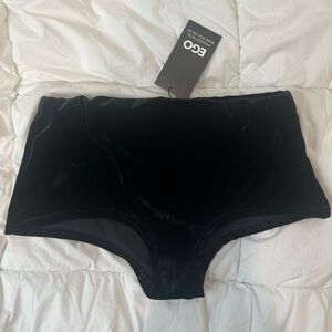 MID RISE MICRO HOT PANT SHORTS IN BLACK VELVET